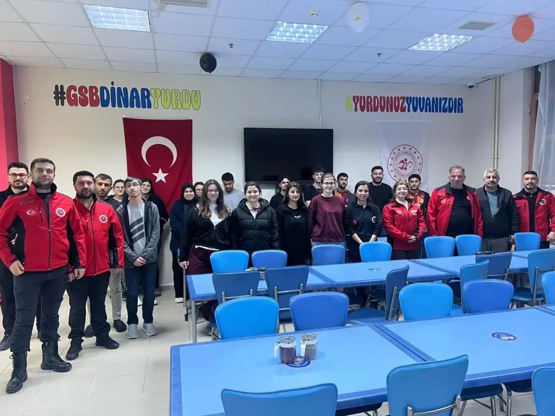 DEPREM HAFTASINDA ANLAMLI EĞİTİM: DİNAR’DA ÜNİVERSİTELİLERE AFET FARKINDALIK SEMİNERİ